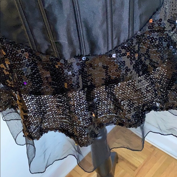 Black corset with sequined skirt and black roses - Picture 4 of 6